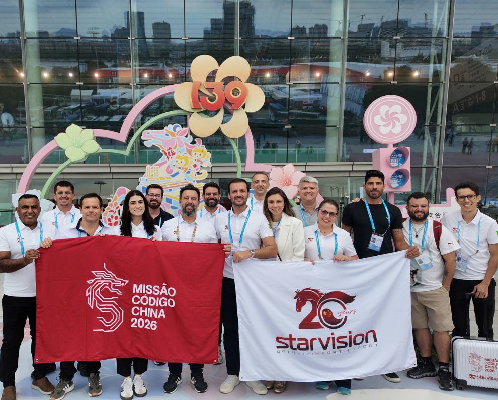 Equipe Starvision na Canton Fair com bandeiras